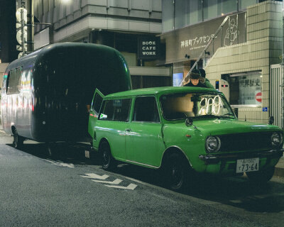interview: vintage MINI with off-grid trailer roams around tokyo as listening minibar MIDORI