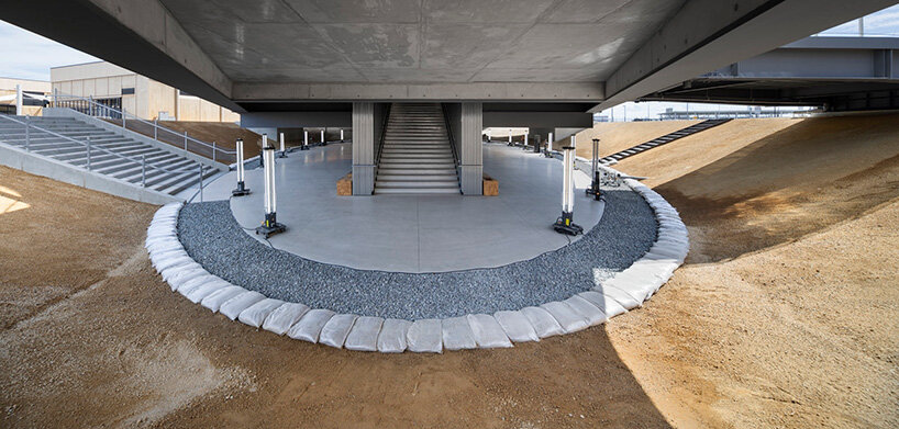 the design of the semi-underground Waiting Park incorporated standing light fixtures and sandbags