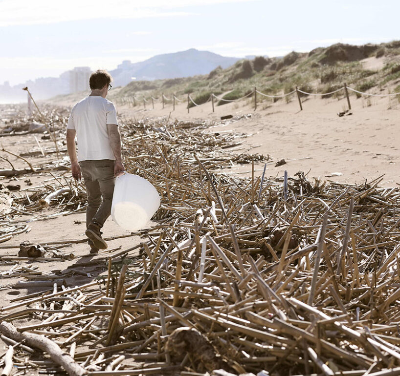 Héctor picking up roots dragged by the DANA from the beaches of Valencia