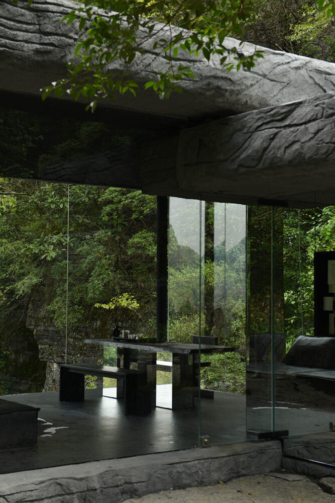 due to the site’s constraints, the project employed an artificial stone construction method | image by DoDesign