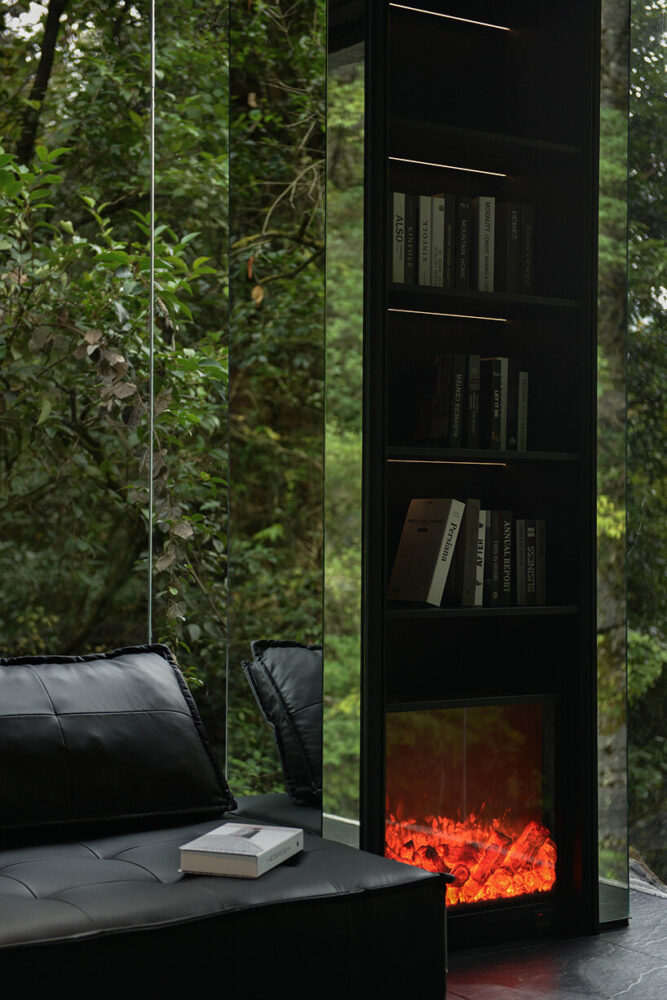 fully mirrored surfaces reflect the dense foliage | image by DoDesign