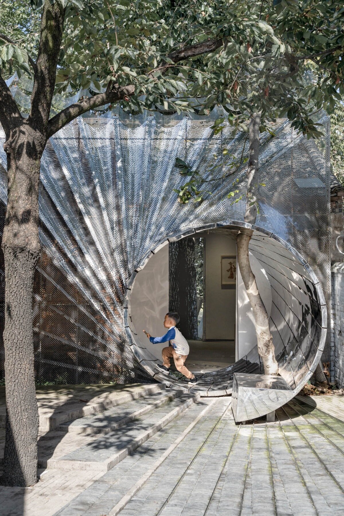 steel mesh curtain veiling daipu architects' china culture hall doubles as rain collecting device
