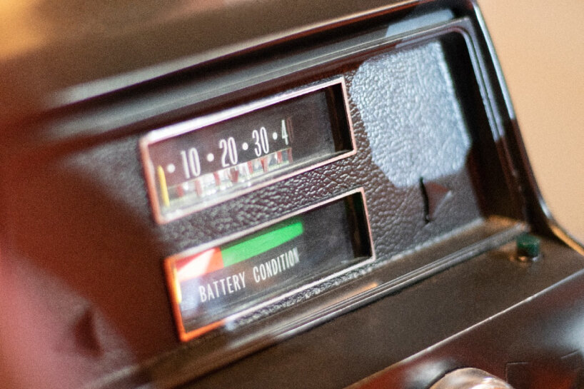 detailed view of the battery and speed meters