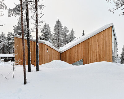 the cliffhanger: pirinen & salo's remote home cantilevers over the forests of northern finland