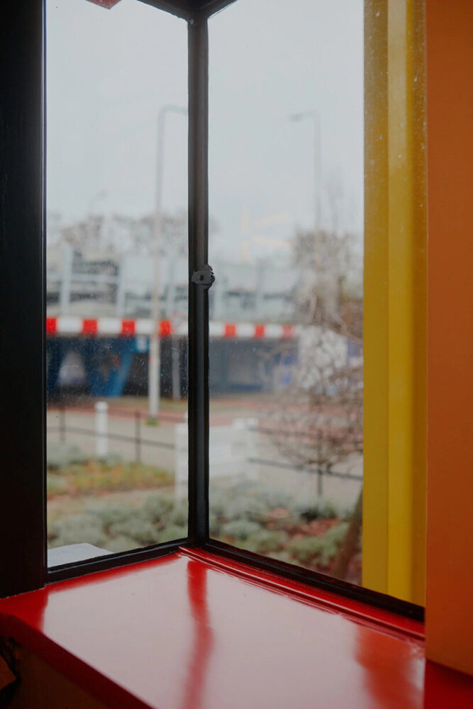 with no fixed corners, sliding panels, and jutting planes, Rietveld dissolves the divide between inside and outside