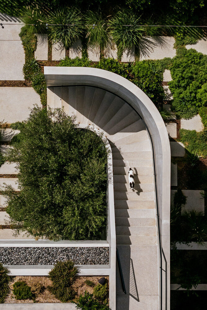 a second exterior stair echoes the fluidity of the interior circulation  | image by Giorgios Sfakianakis