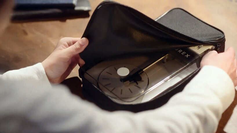 there’s also a storage bag with a handle included