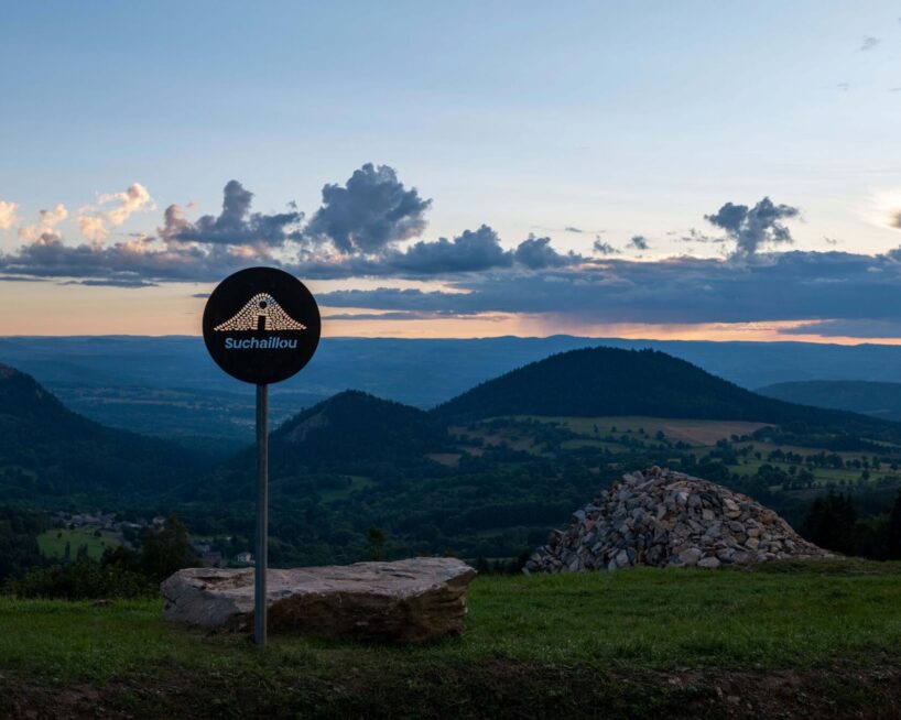 Suchaillou road sign