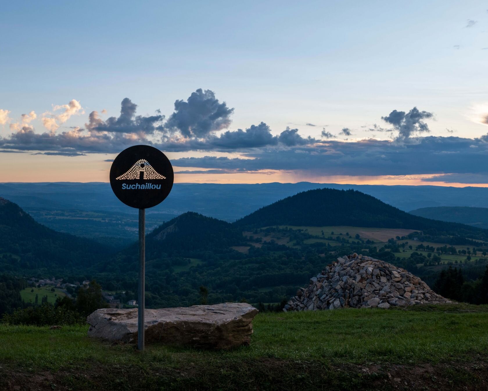 Suchaillou road sign