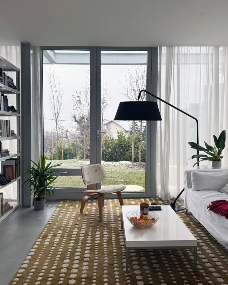 the house opens fully to the southeast, embracing sunlight, garden, and city views