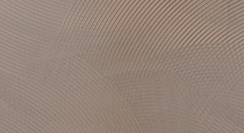 Tribute 100 in the color Mink, with the Paint design