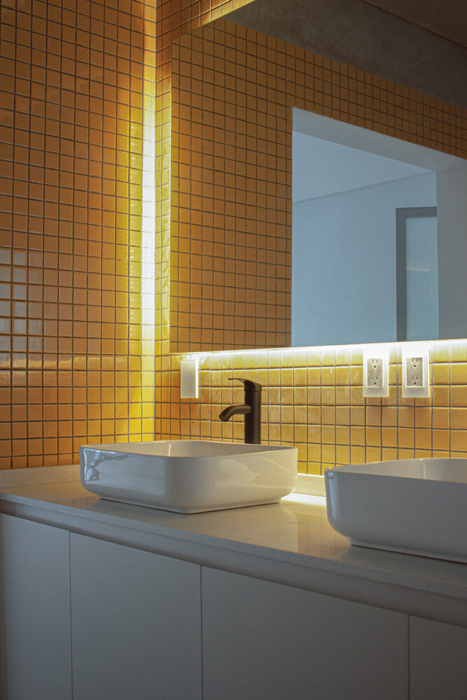 the bathroom adopts a bright interior | image by Gerardo Reyes Bustamante