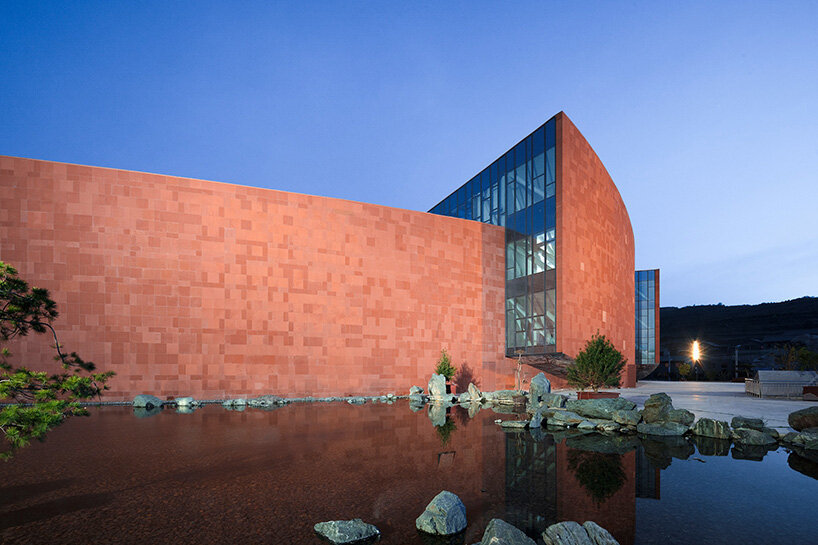 nothing feels forced, there are no sharp edges, no axial hierarchies, and no single point of focus