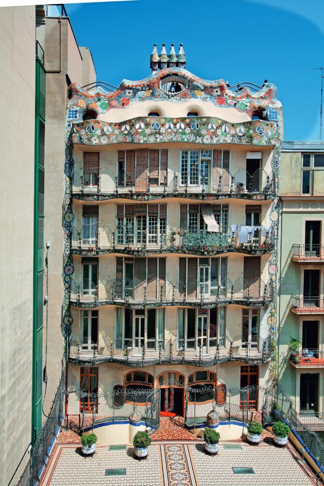 facade before restoration | image © David Cardelús