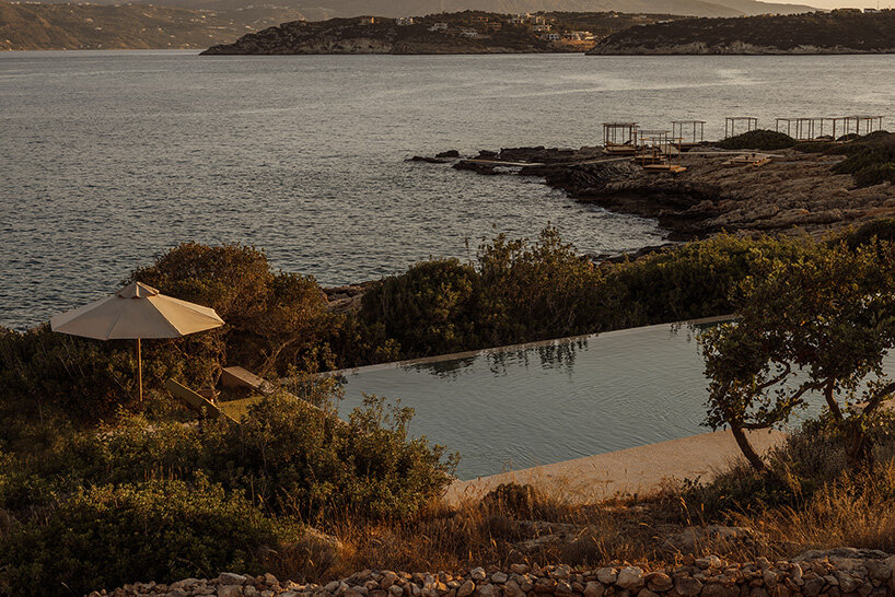 the energy of the shared spaces gradually gives way to a sense of calm and privacy | image by Ana Santl