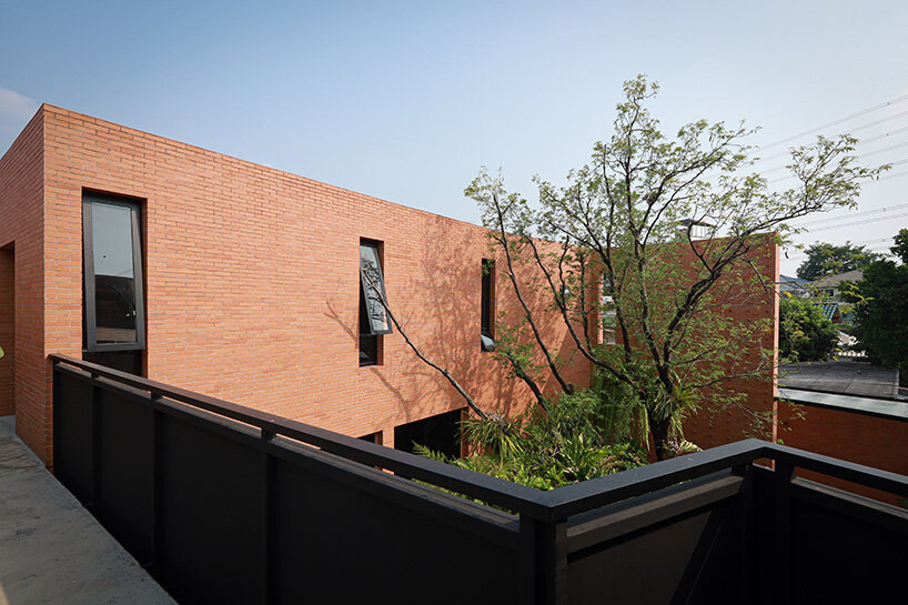 the curved wall runs through the entire site and connects the different spaces