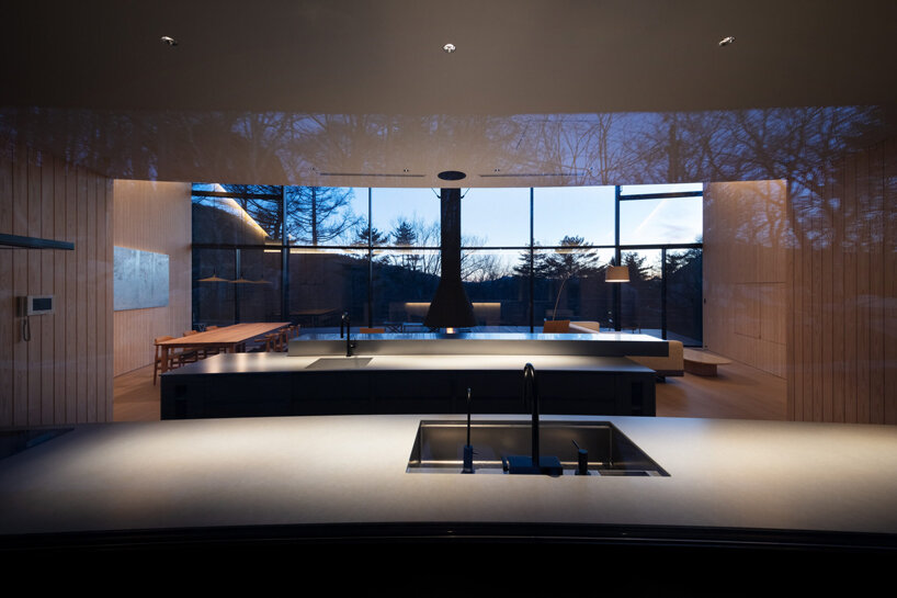 the white-painted ceilings diffuse indirect lighting at night