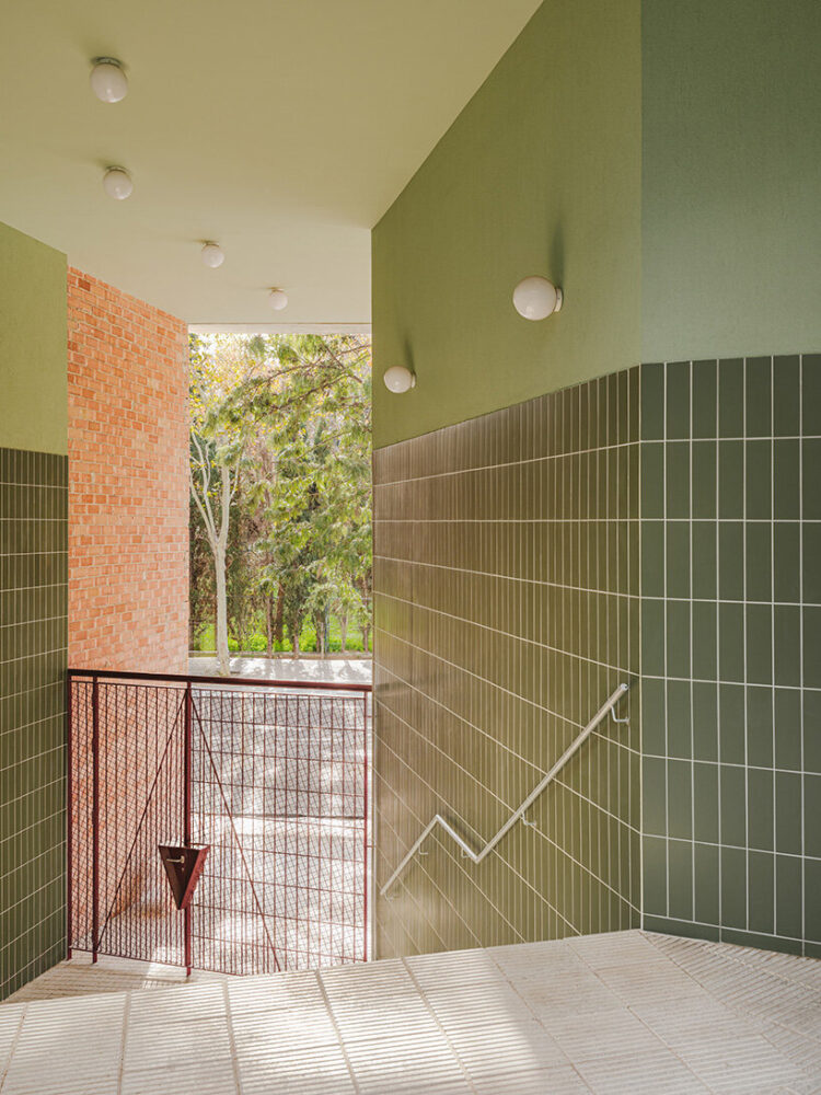 rather than isolating individual units, the building opens them to shared courtyards and balconies | image © Marta Vidal