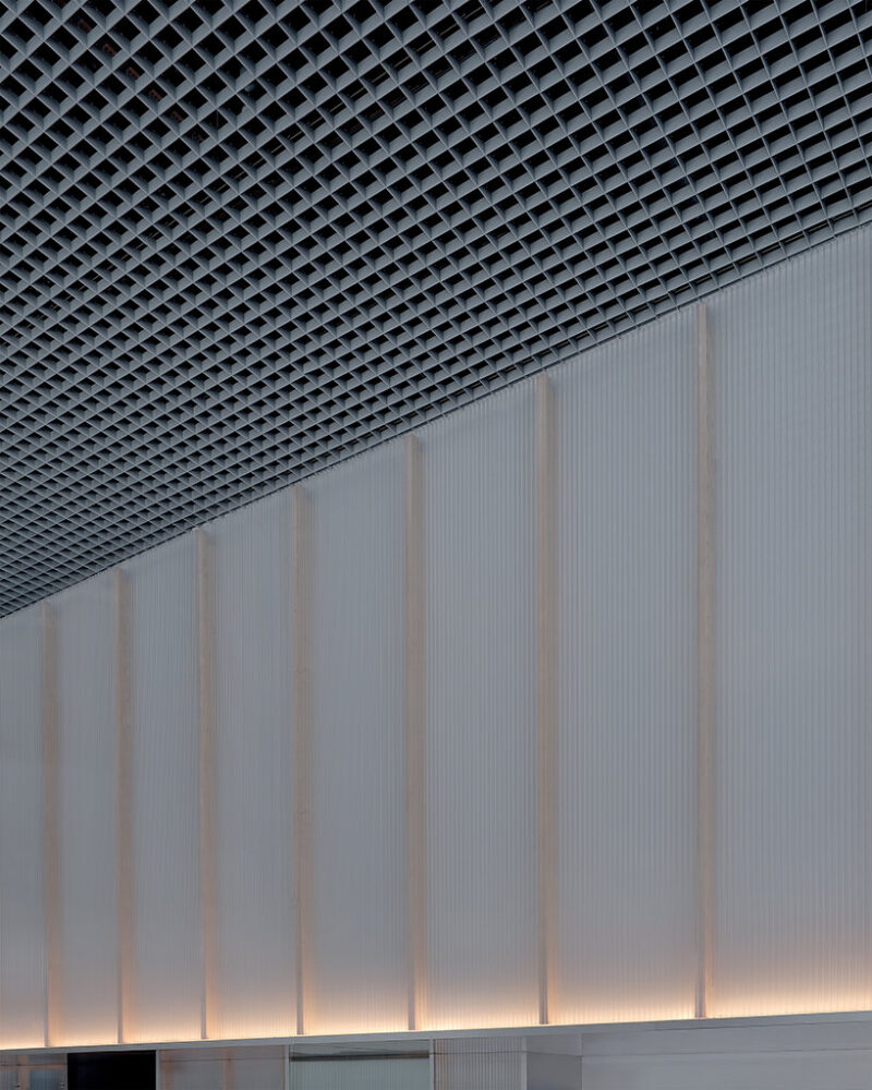 natural light, height, and openness generate a soft atmosphere