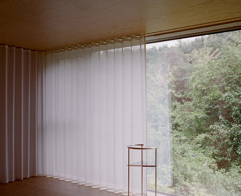 joints are minimized and ceiling lights are omitted