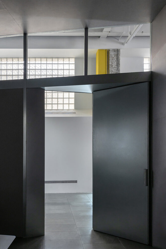 the box holds a 12-person conference space and acts as a spatial hinge | image by Atelier Siyu