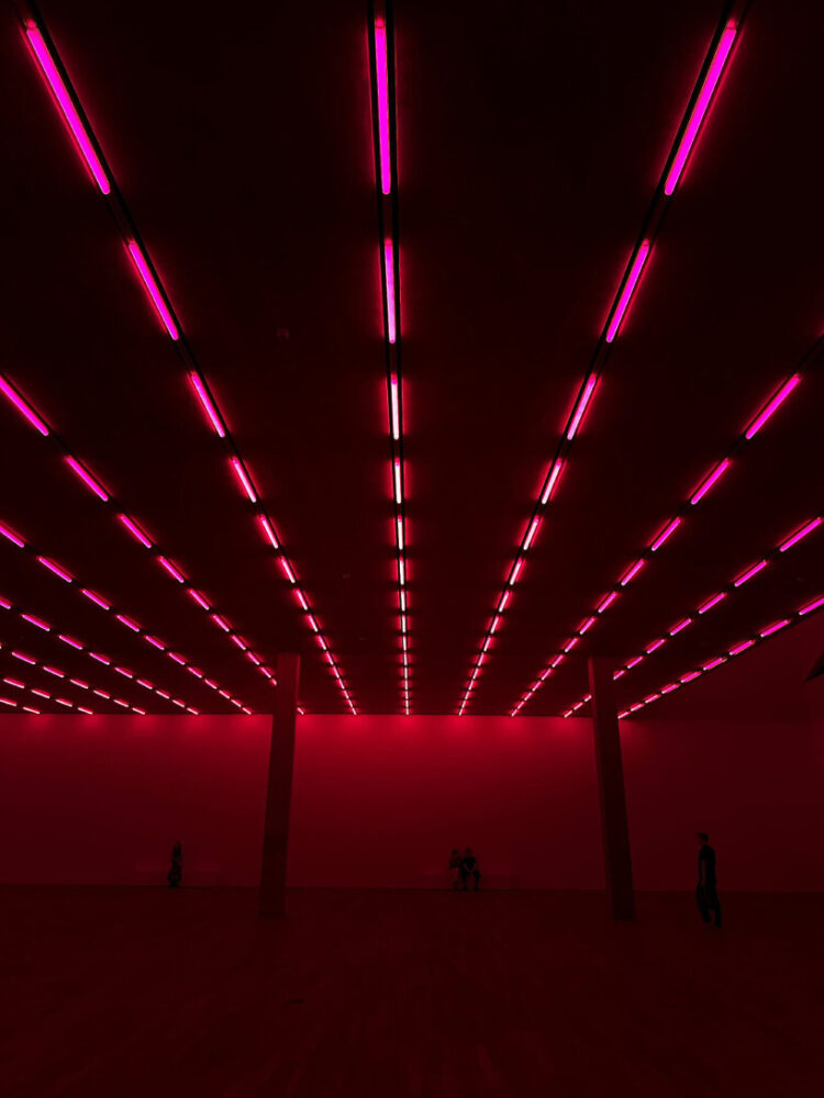 the lights draw sensations of warmth and cold, expansion and contraction | image © designboom