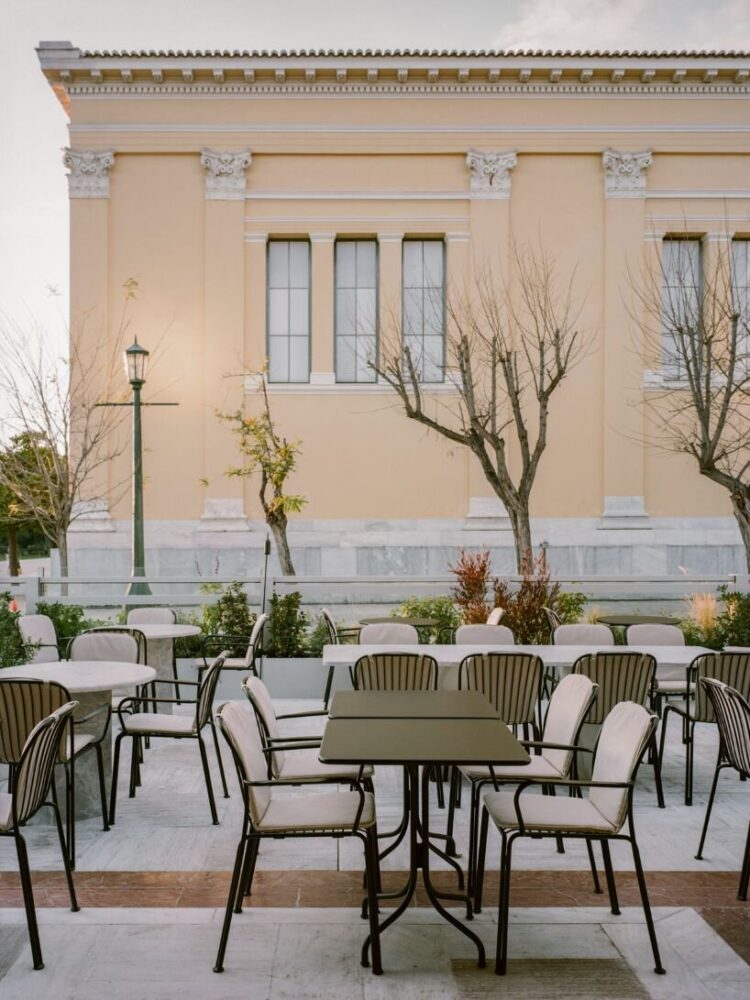 an expansive outdoor dining area offers flexible seating arrangements
