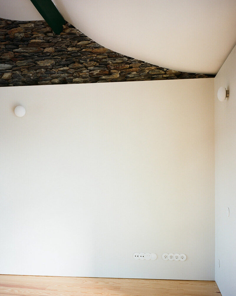 the final form suggests what the architects refer to as an ‘urban primitive hut,’ 