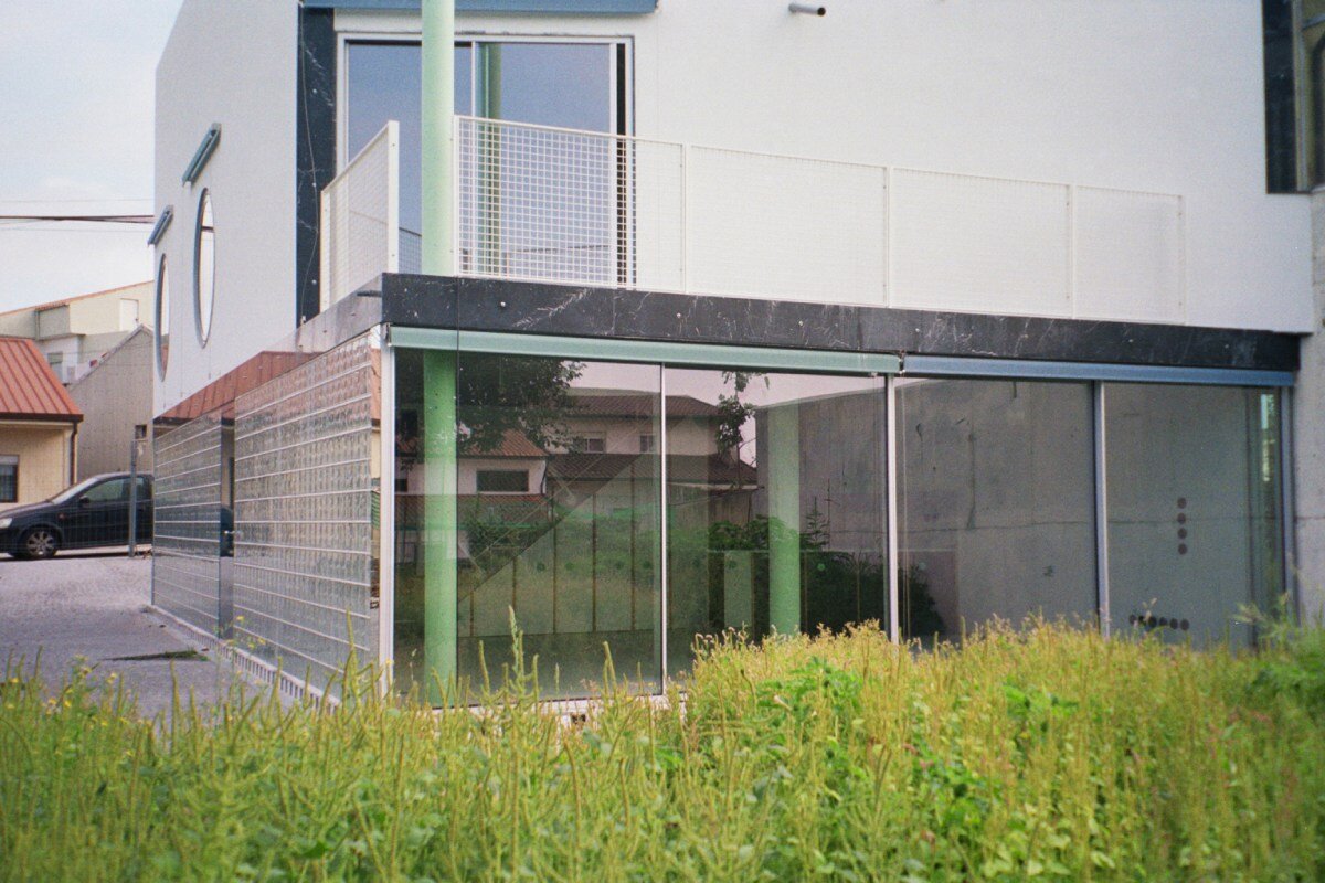 fala atelier inverts the sloped roof with slants and curves for this sculptural home in portugal