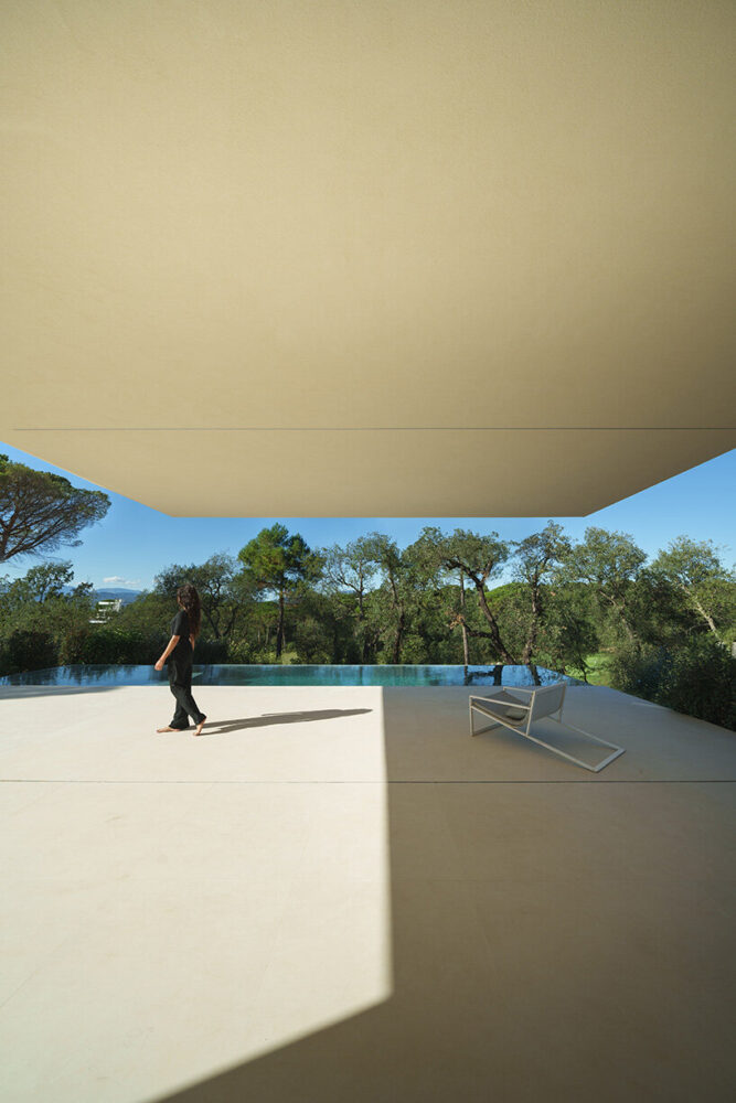 likening the poised form of the building to Andreu Alfaro’s Figure About to Fly