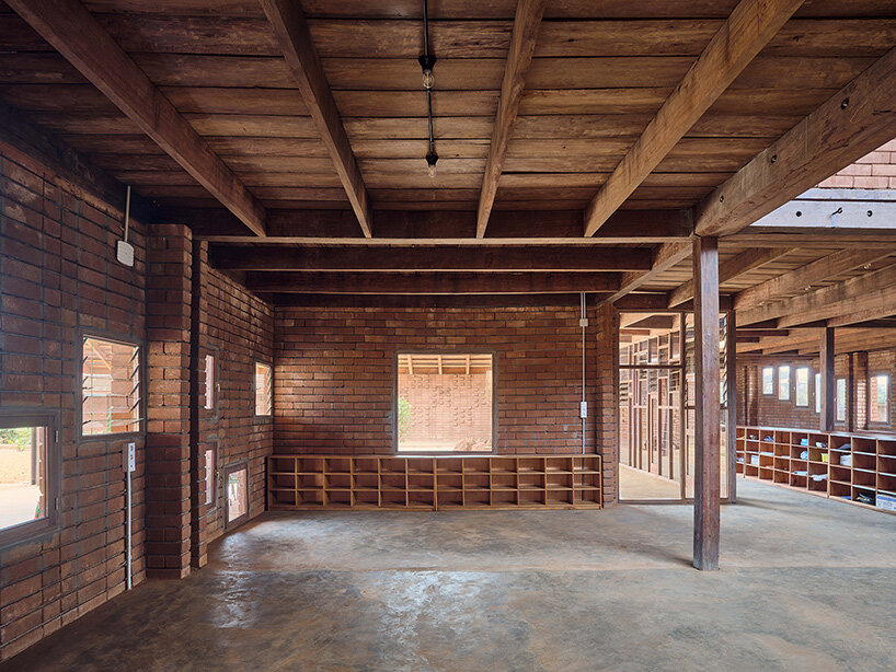 many of the carpenters and laborers involved in the construction had no previous experience working with wood