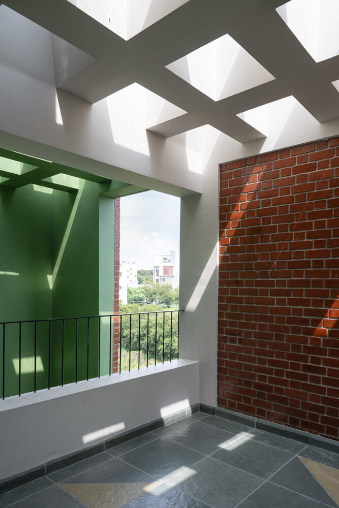 a gap between a freestanding wall and the main structure becomes a light register