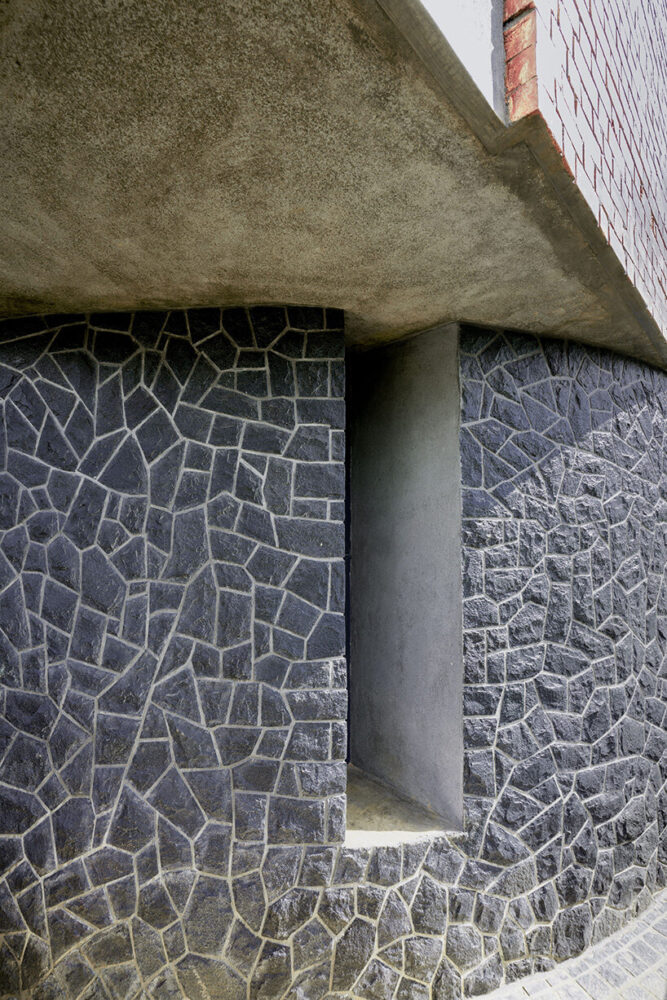 diverging from the rectilinear upper levels