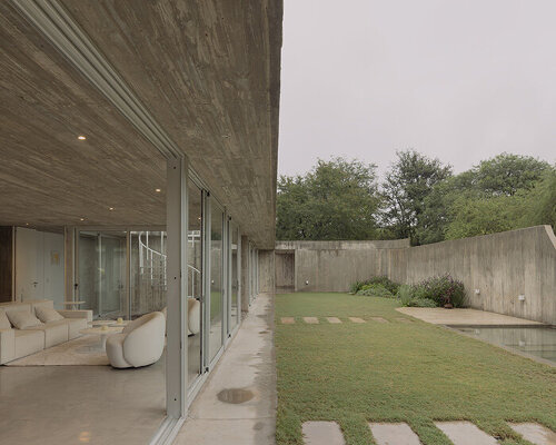 agustín lozada designs casa clausura as an introspective courtyard house in argentina
