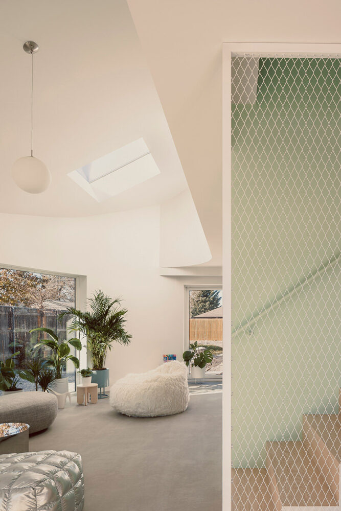 the misalignment between the base and upper volume of the residence creates overhangs