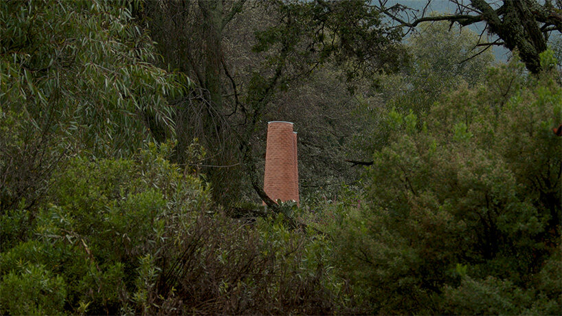 evoking ancient chimneys that seem to belong to the landscape | image by Juan Benavides