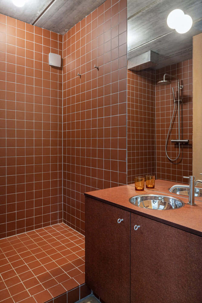 earthy hues create a calm atmosphere