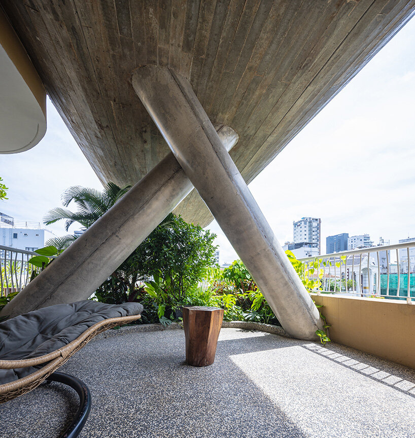 this contrast between solidity and void is accentuated by the use of granite terrazzo