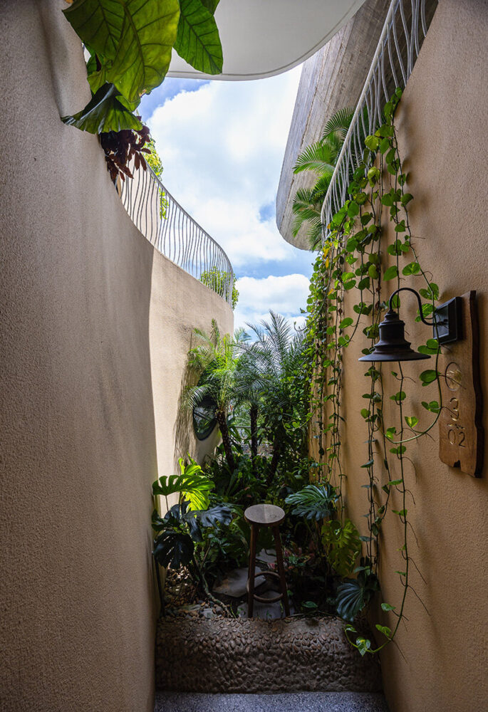 its flexible plan alternates between open and closed spaces