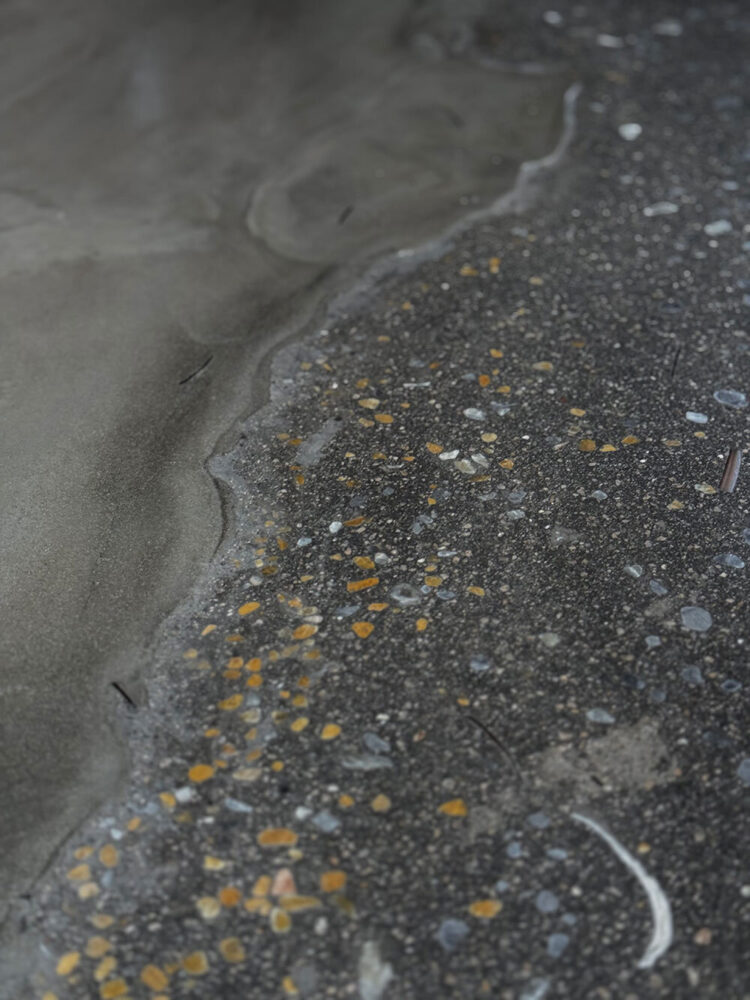 the hand-polished beach-like surface made of terrazzo and sea-shells is slowly washed-up by polished concrete waves | image by the Watcher