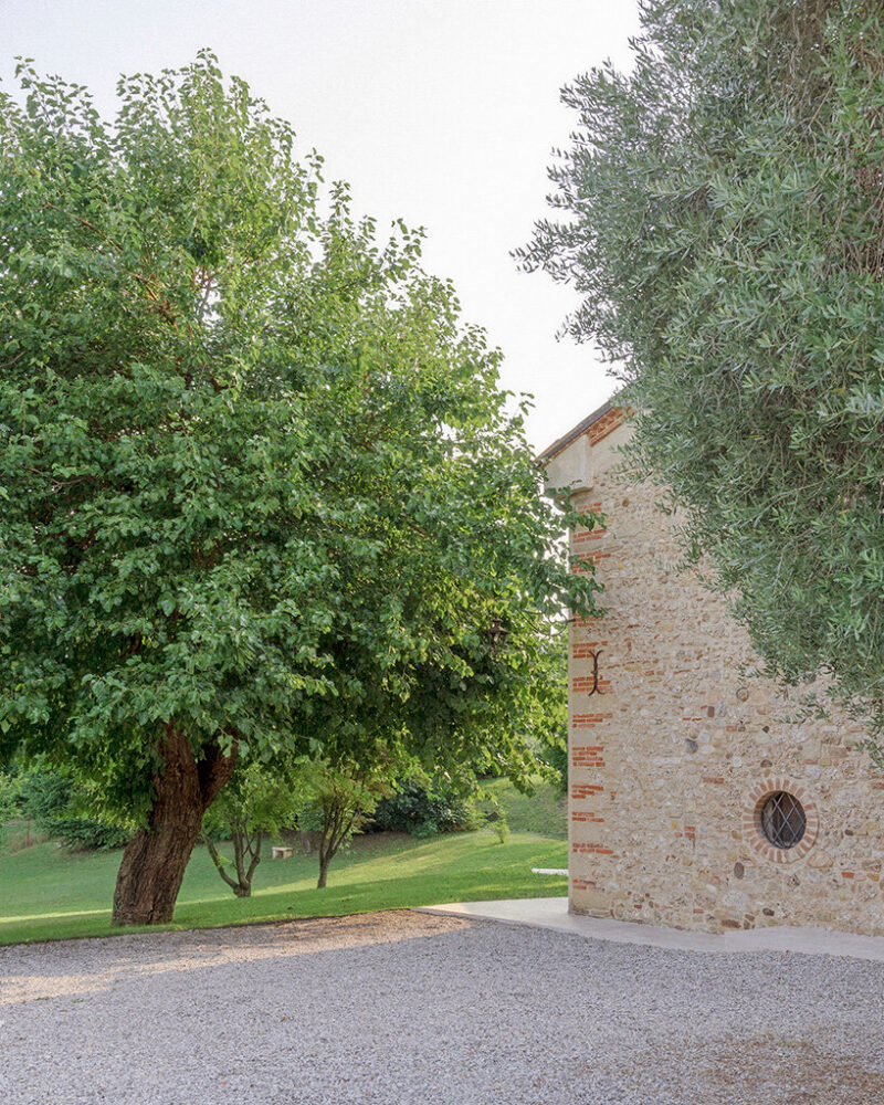 the house reveals itself discreetly