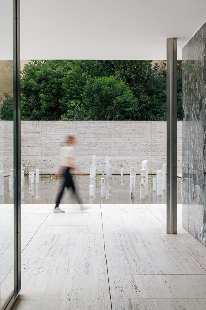 Anne Glassner’s performance unfolds in parallel