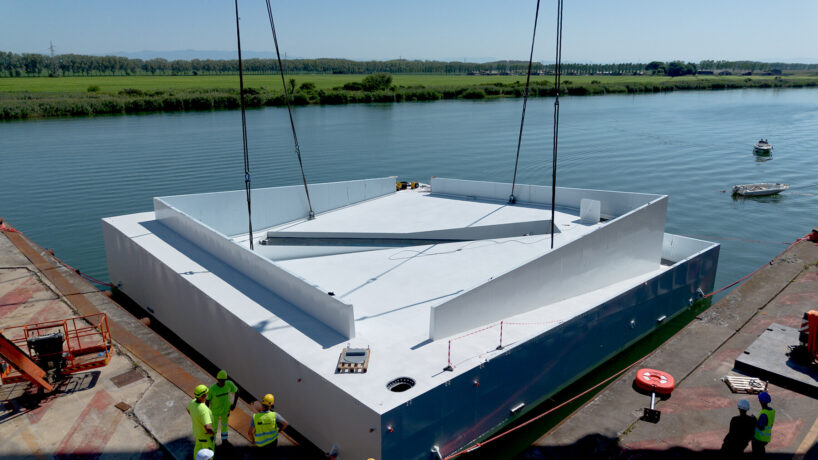 the submersible platform adjusts its buoyancy in real time