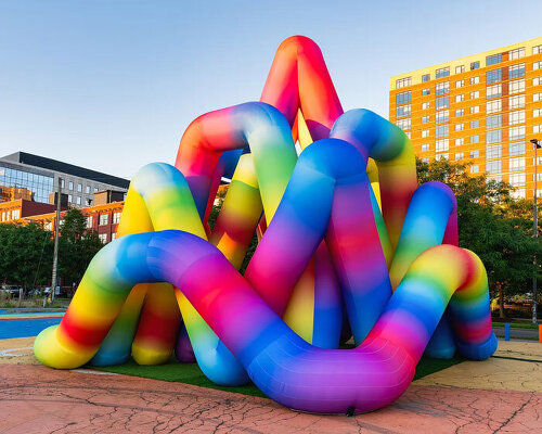 Il Labirinto Inflabile Arcobaleno di Cyril Lancelin a Grand Rapids