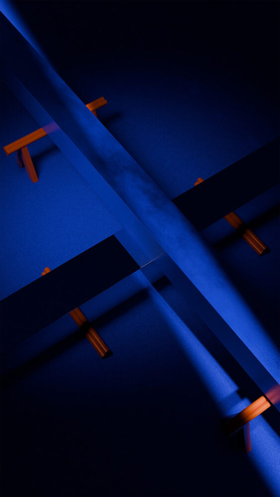 Los visitantes caminan a un piso azul oscuro