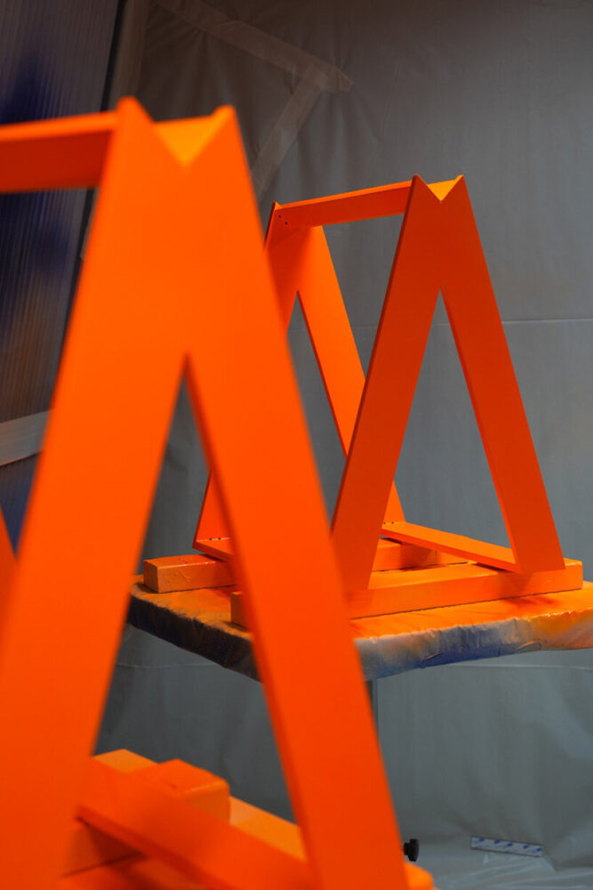 Los objetos aparecen aislados o reunidos, iluminando en fracciones nocturnas como artistas