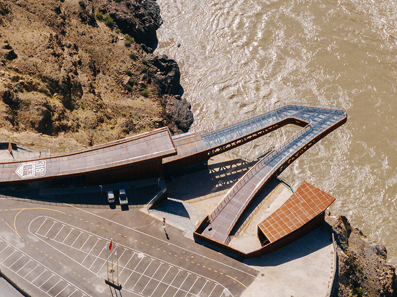 mirroring the rugged textures of the landscape