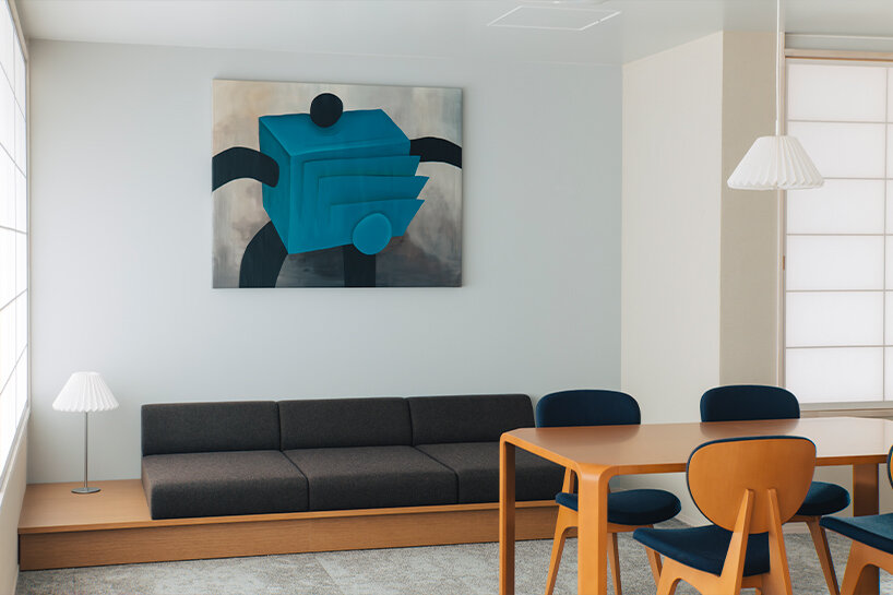 sitting area in superior room