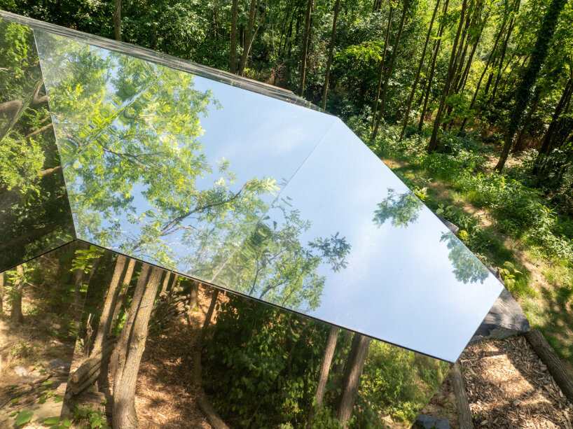 detailed view of the mirror-like surface