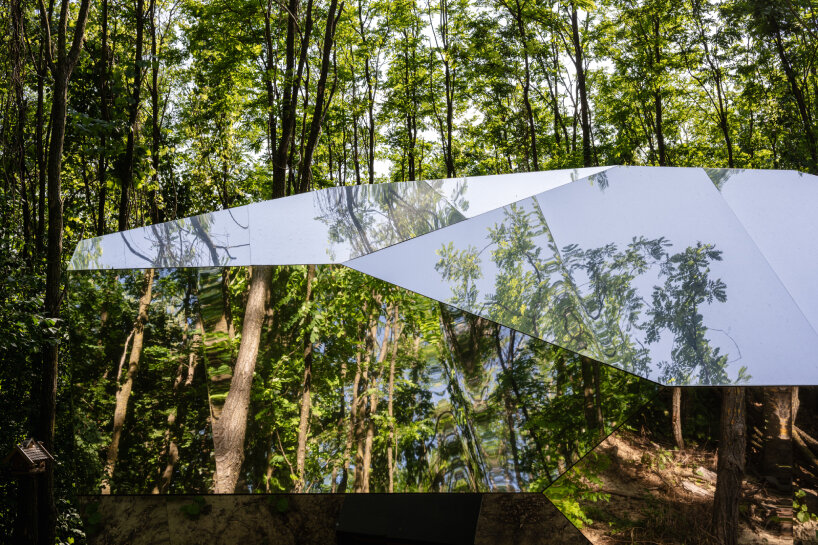 detailed view of the mirror-like surface